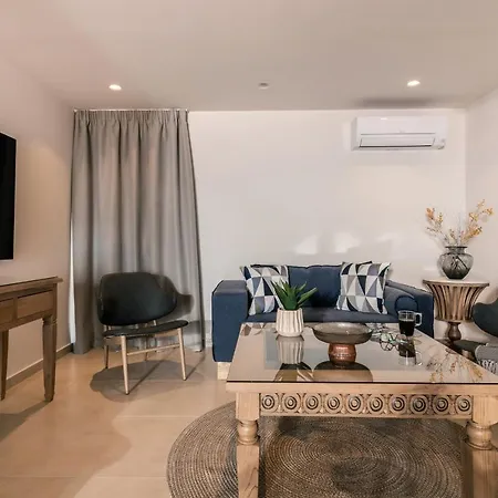 Phoenix Apartment *