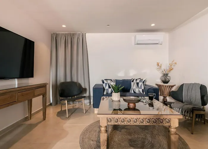 Phoenix Apartment *